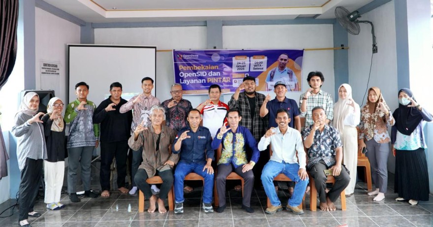 Kepala Desa, Peranagkat Desa & Kader Digital Desa Karang Intan Melaksanakan Pelatihan OpenSID Dan Layanan Pintar Di Desa Kampung Baru kecamatan Kusan Hilir